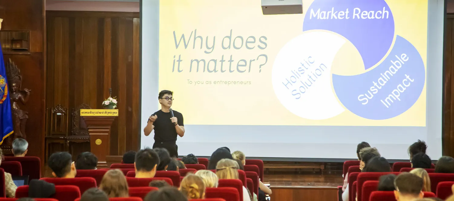 A speaker delivers a tutorial to students at the INCiTE Summer School
