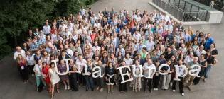Hundreds of staff standing together holding letters that spell out Una Europa