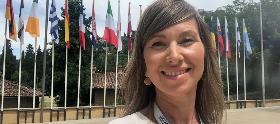 Signe in front of flags