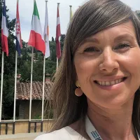 Signe in front of flags