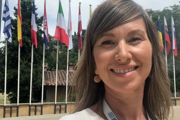 Signe in front of flags